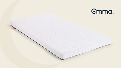 een wit matras op een gele achtergrond