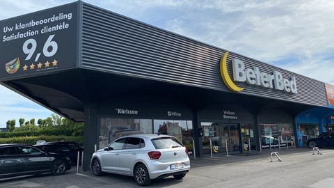 een auto die buiten een gebouw geparkeerd staat