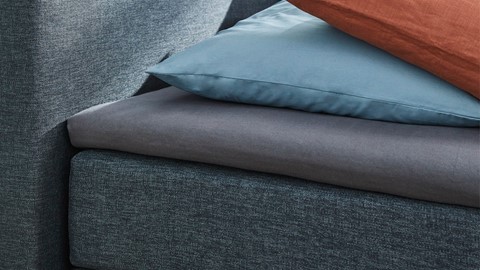 Een close-up van kussens op een bank