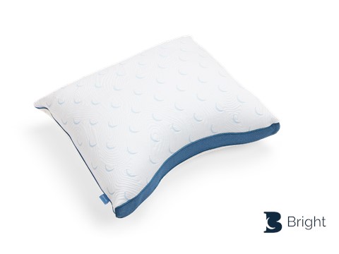 Een wit kussen met blauwe biezen