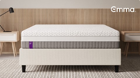 Een matras op een bed