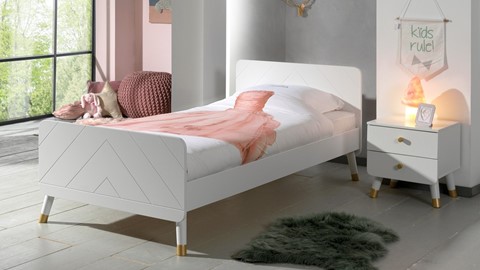 een bed met een roze jurk erop