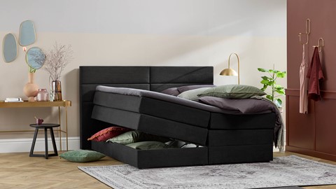 een bed met een bed eronder