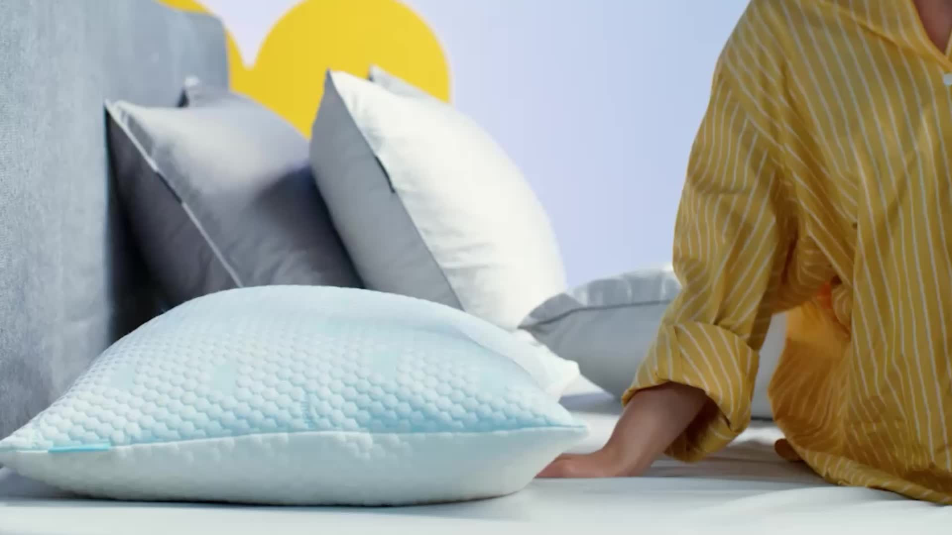 Vrouw gaat op Cloudpillo kussen liggen