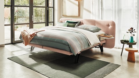 een bed met een roze hoofdeinde en een roze bed met een roze bed hoofdeinde en een roze bed hoofdeinde met een roze bed hoofdeinde en een roze bed hoofdeinde met een roze bed