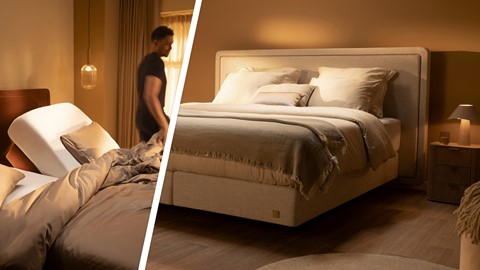 een man die naast een bed staat