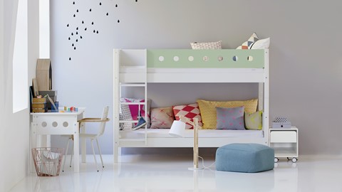 een stapelbed met kussens in een kamer