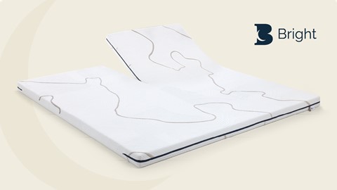 een wit matras met een ontwerp erop