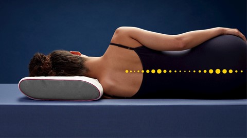 een vrouw liggend op een kussen met haar hoofd op haar rug