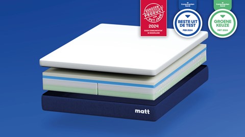 Een stapel matrassen op een blauwe achtergrond