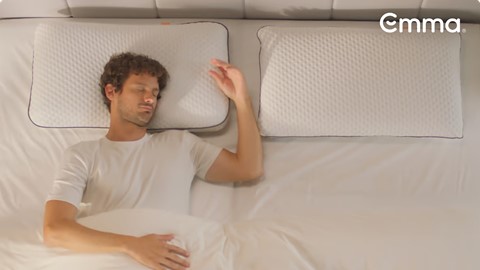 een man die in een bed slaapt