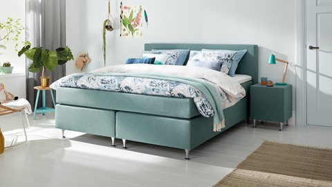 een bed met een bedframe