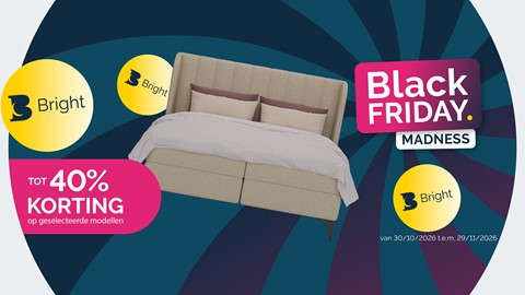 een bed met kussens en een blauw-gele wervelende achtergrond