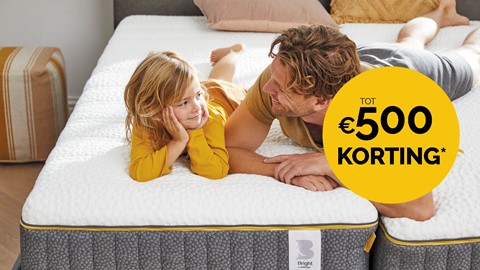 Een man en een meisje liggend op een matras