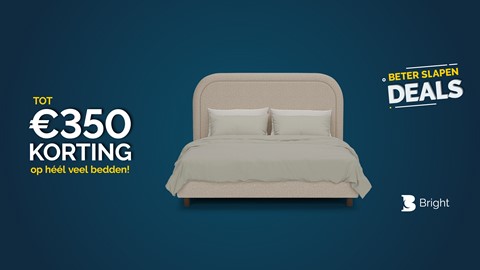 een bed met kussens en een blauwe achtergrond