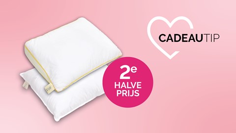 Een paar kussens op een roze achtergrond