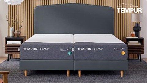 Een bed met een matras