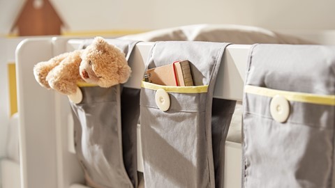 Een knuffeldier in een broekzak