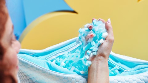 een voet met een blauw-wit voorwerp erin