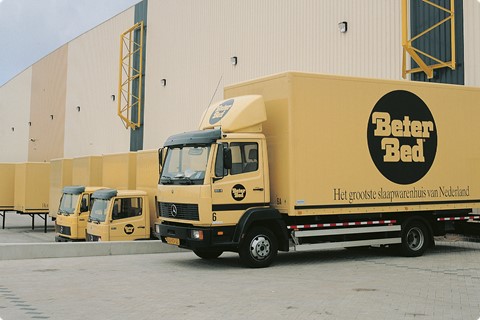 Een vrachtwagen geparkeerd voor een gebouw