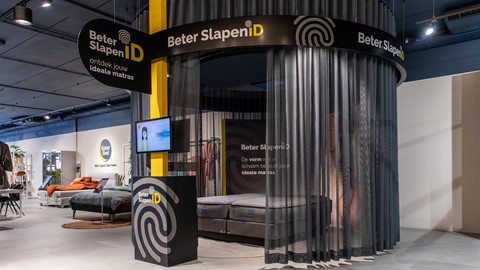 een slaapkamer met gordijnen