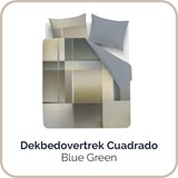 Een bed met een laken en kussens
