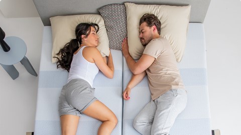 een man en vrouw die op een bed slapen