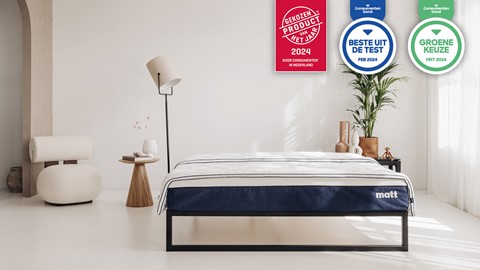 een bed met een lamp en een plant