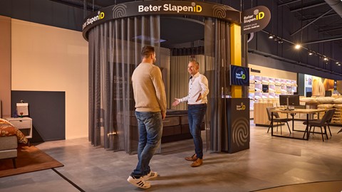 Twee mannen die in een kamer staan