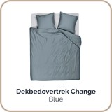 Een bed met een blauwe deken