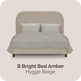 Een bed met kussens en een deken