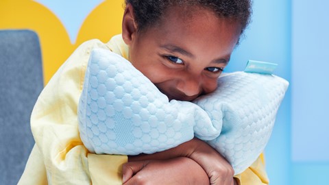 Een kind dat een kussen vasthoudt