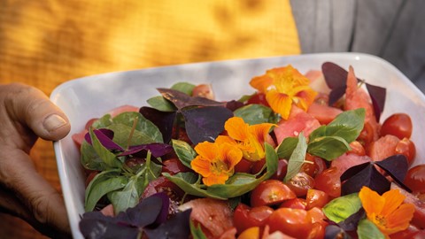 Een bord eten met bloemen