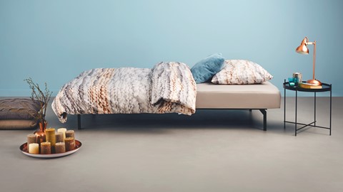 een bed met een bakje eten