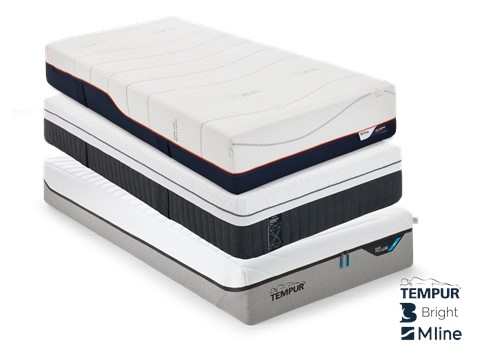 een stapel matrassen die op elkaar gestapeld zijn