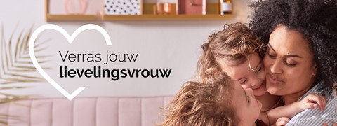 Vrouw met haar 2 kinderen op bed