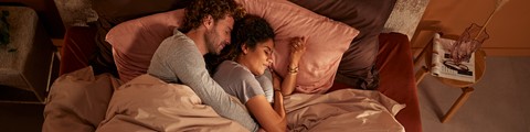 Een man en een vrouw die in bed slapen