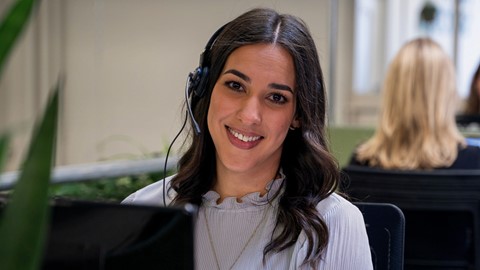 Een vrouw met een headset