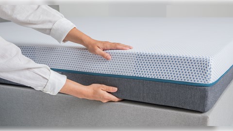 Iemand die een matras aanraakt