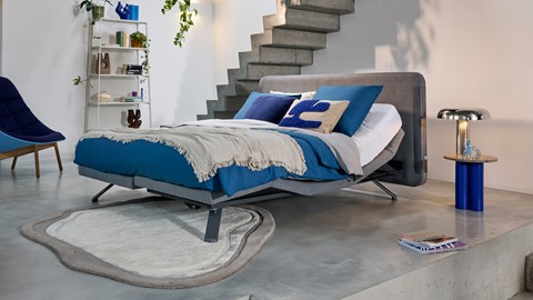 een bed met een bedframe en een trap