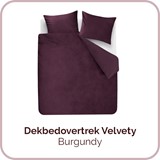 Een paarse beddengoed met een kussen
