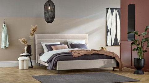 een bed met een bedframe en een lamp