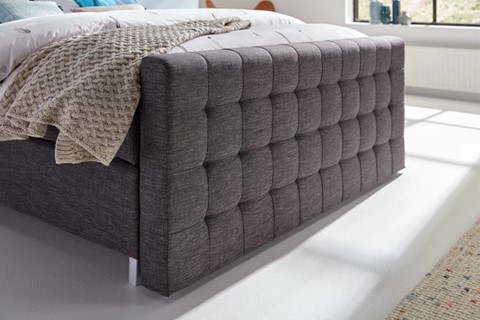 een bed met een bedframe