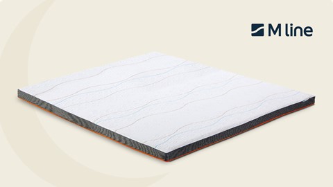 een wit matras met rode en blauwe lijnen