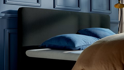 een bed met kussens erop