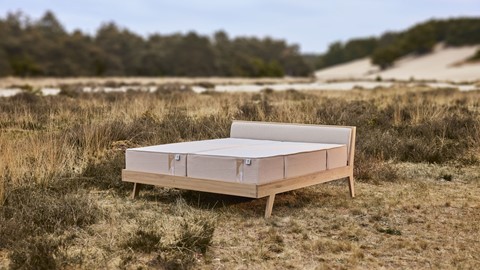 een bed in een veld