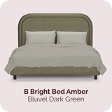 een bed met kussens erop