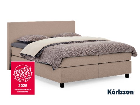 een bed met een bedframe