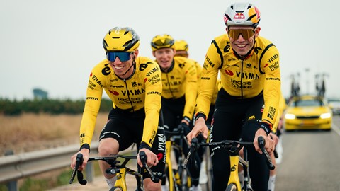 een groep mannen in gele fietstenues