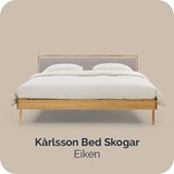 een bed met hoofdeinde en kussens
